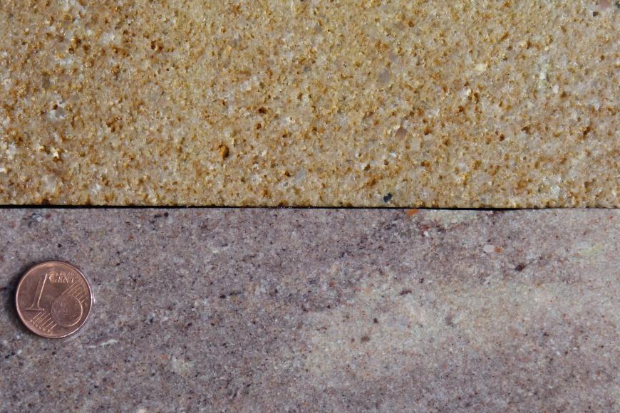 Nahaufnahme zweier übereinandergestellten Gesteinsplatten: Oben gelblich und großporig-kieselig, unten dichter und rötlich grau mit helleren Schlieren. Eine Cent-Münze links am Bildrand dient als Größenvergleich.