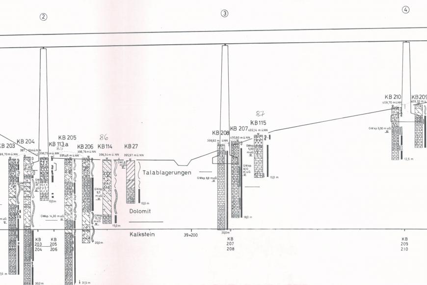 In Schwarzweiß gehaltene Schnittzeichnung der Talbrücke über den Kochhartgraben. Neben und unter den beiden Auflagepunkten sowie fünf Stützpfeilern sind Säulenprofile des jeweiligen geologischen Untergrunds eingezeichnet.