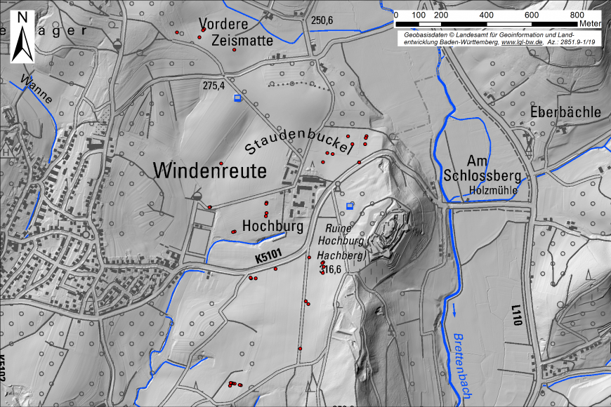 Blick auf eine schwarzweiße Reliefkarte der Gegend östlich von Windenreute mit dem Burgberg der Ruine Hochburg. Zwischen Burg und dem Ort sind zahlreiche rote Punkte eingetragen, die Erdfälle anzeigen.