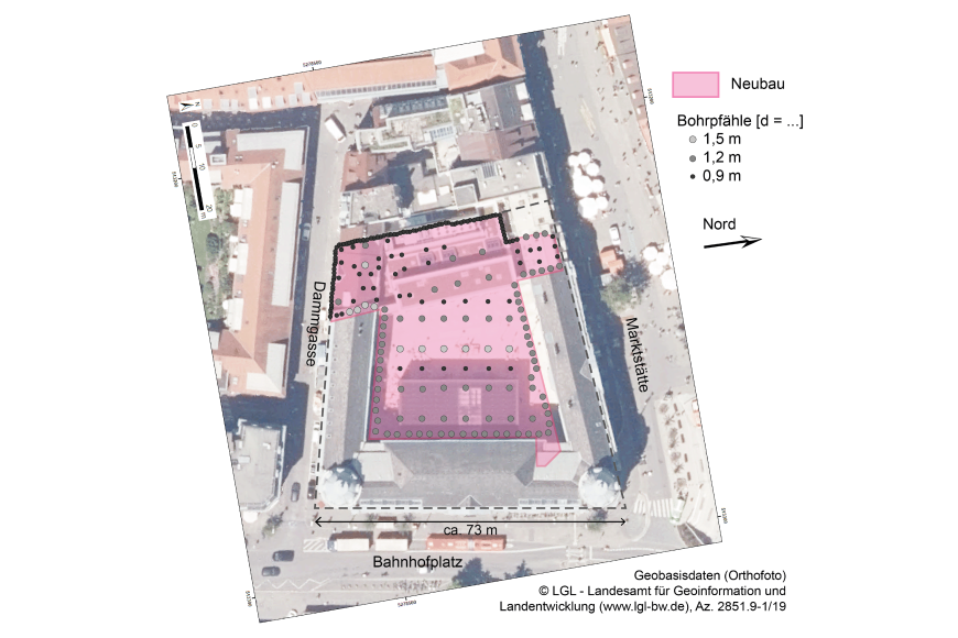 Blick auf ein von oben aufgenommenes Foto des Postamtes in Konstanz. Farbig hervorgehoben sind der Erweiterungsbau im Hof und am nördlichen Rand des bestehenden, U-förmigen Gebäudes sowie die Bohrpfähle zur Sicherung der Baugrube.