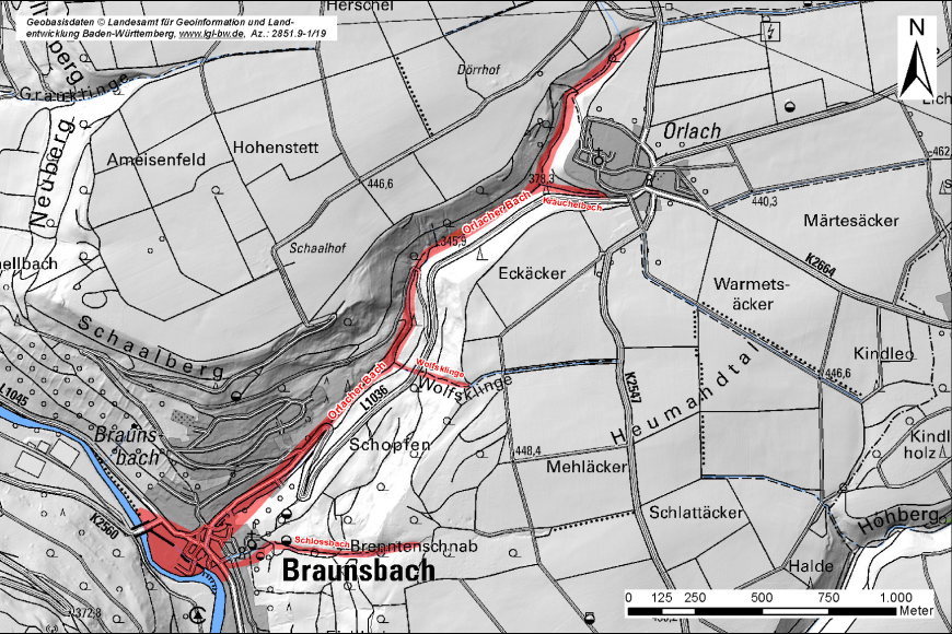 Übersichtskarte, in welche mit Rot der betroffende Schadensbereich einer Sturzflut eingezeichnet ist. Die Karte ist beschriftet, rechts oben befindet sich ein Nordpfeil, rechts unten eine Legende.