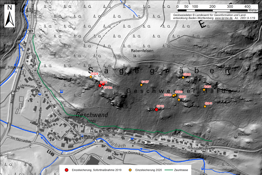 Ausschnitt eines digitalen Geländemodells von Todtnau-Geschwend. Durchgeführte Sicherungsmaßnahmen in 2019 und 2020 sowie der Verlauf eines Schutzzaunes am unteren Ende des Waldhanges Geschwender Halde sind farbig hervorgehoben.
