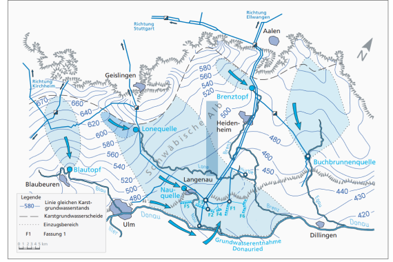 Höhengleichen der Oberfläche des Karstgrundwassers Vereinfachter, mehrfarbiger Kartenausschnitt des Donaurieds mit Linien gleicher Karstgrundwasserstände, Quellstandorten und Strömungen.