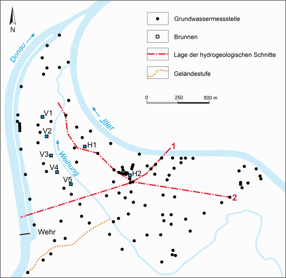Lage des Trinkwassererschließungsgebietes Ulm „Rote Wand“ (Rausch & Trapp, 2002) Vereinfachte hydrogeologische Übersichtskarte des Trinkwassererschließungsgebietes „Rote Wand“ in Ulm. Eingezeichnet sind neben Messstellen und Brunnen auch die Lage zweier Schnittzeichnungen.