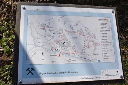 Blick auf eine farbige Schautafel am bergbauhistorischen Lehrpfad Birkenberg bei Bollschweil St. Ulrich. Die Tafel zeigt Verlauf und Stationen des Lehrpfades.