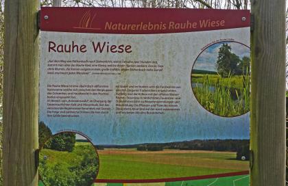 Blick auf eine farbige Schautafel an der „Rauhen Wiese“ bei Böhmenkirch. Die Informationen zu diesem Naturerlebnis werden durch Fotos ergänzt.