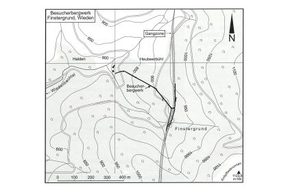 Ausschnitt einer topografischen Karte in Schwarzweiß, mit der eingezeichneten Lage des Besucherbergwerks Finstergrund bei Wieden (fetter Strich) sowie dem Verlauf der Gangzone (gestrichelt).