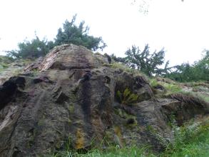 Die Granitporphyre durchschlagen als Gänge das metamorphe Grundgebirge.