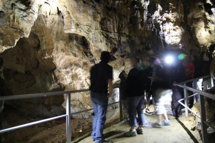 Sontheimer Höhle bei Heroldstatt; Foto: Andreas Scheurer Blick in das Innere einer Höhle. Lampen erhellen die Decke und links die Wände der Höhle. Im Vordergrund befindet sich ein Laufgang mit Höhlenbesuchern.