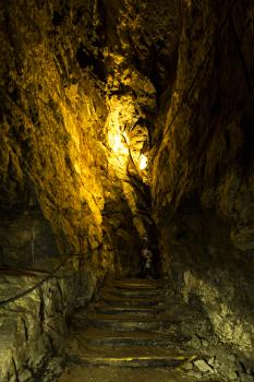 Besucherbergwerk Grube Wenzel bei Oberwolfach; Foto: Gemeinde Oberwolfach Blick in das Innere eines Bergwerks. Zu sehen ist hier der flache Aufstieg in einen Stollen. Die zerklüfteten Wände und die Decke sind teilweise beleuchtet.