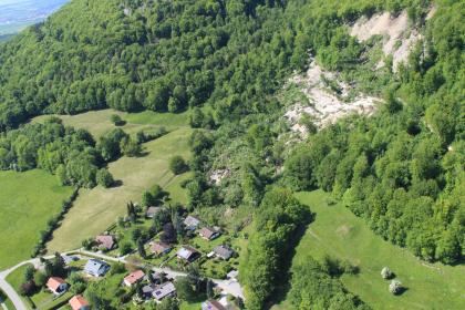 Bergrutsch Mössingen-Öschingen Luftaufnahme einer Hangrutschung inmitten eines großen Waldgebietes. Geröll und umgestürzte Bäume trafen dabei fast eine kleine Siedlung am unteren Bildrand.