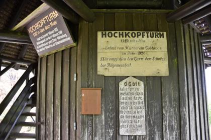 Auf dem Hochkopfturm bei Todtmoos Blick auf den hölzernen Kern des Hochkopfturmes mit mehreren daran angebrachten Informationstafeln. Links sind die Stufen einer Treppe zu erkennen, die aufwärts führt.