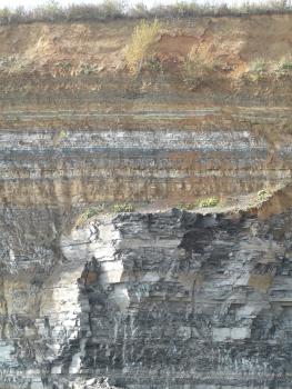 Im aktiven Steinbruch Unterohrn ist der gesamte Hauptmuschelkalk und der Lettenkeuper bis über den Hauptsandstein aufgeschlossen. Das Bild zeigt mehrere Schichten eines Steinbruchs. Während rechts unten grob gebankte, grauweiße Blöcke zu sehen sind, zeigt die übrige Wand feinere Streifen. Die Farben wechseln hier von grau und weiß unten und mittig zu gelb- bis rotbraun oben.