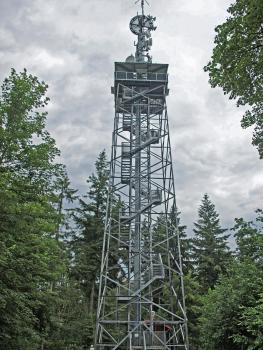 Der Eichelspitzturm bei Eichstetten am Kaiserstuhl Blick auf den oberen Teil eines Aussichtsturmes mit offener Metallbauweise und Aufstiegstreppen. Auf der Spitze des Turmes befindet sich ein Funkmast. Hinten und seitlich vom Turm stehen hohe Bäume.