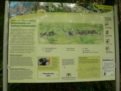 Infotafel zum Naturschutzgebiet Battertfelsen am Schloss Hohenbaden Blick auf eine bebilderte Schautafel, bei der unter anderem mehrere Rundwege um die Battertfelsen aufgezeigt werden.
