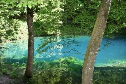Der Blautopf im Ortsbereich von Blaubeuren