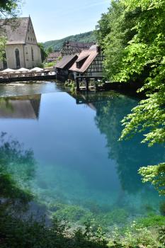 Der Blautopf im Ortsbereich von Blaubeuren