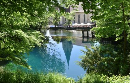 Der Blautopf im Ortsbereich von Blaubeuren