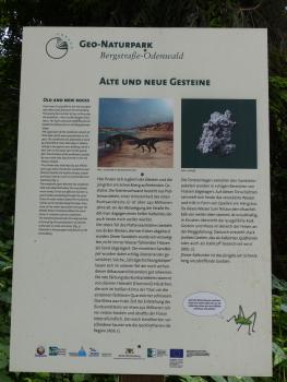 Geopark-Erlebnispfad Schreckberg – Informationstafel zu Buntsandstein und Kalktuffbildung Nahaufnahme einer Informationstafel zum Geo-Naturpark Bergstraße-Odenwald. In Bild und Text wird über Buntsandstein und Kalktuff erzählt.