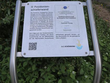 Infotafel zur Ausweisung der Posidonienschieferwand Bad Schönborn als Nationales Geotop Informationstafel im Kurgebiet Bad Schönborn, mit dem Thema Verleihung des Prädikats Nationales Geotop für die dortige Posidonienschieferwand im alten Steinbruch.