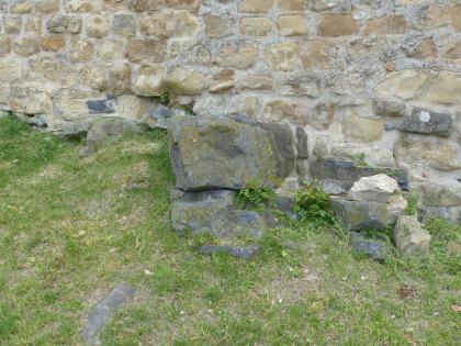 Basanit an der Basis der Burgmauer auf dem Steinsberg bei Sinsheim-Weiler