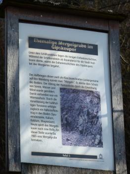 Infotafel am Keuperweg bei Heilbronn Blick auf eine kleine Schautafel mit hölzernem Rahmen. Die Tafel erklärt den Begriff „Mergeln“ und weist auf eine ehemalige Mergelgrube hin.