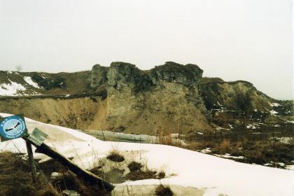 Steinbruch Dörrbergle nördlich von Demmingen Blick auf steilen Rücken, der in der Mitte zwei senkrechte Felsnasen ausbildet. Im Vordergrund, sowie vereinzelt vor und auf dem Rücken liegt Schnee.