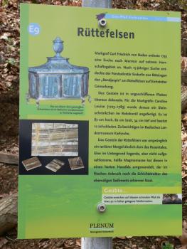 Weg- und Hangböschung am Rütte-Kamm westlich von Eichstetten Blick auf eine farbige Schautafel mit Informationen und Bildern zum Rüttefelsen. Die Tafel ist Station des Geo-Pfades von Eichstetten.