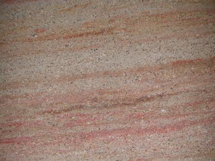 Detailansicht der Graupensande (Grimmelfingen-Formation) in der Sandgrube bei Klettgau-Riedern Nahaufnahme von Graupensand. Die rötlich graue Öberfläche ist von waagrecht verlaufenden, dunkleren Bändern und Streifen durchzogen.