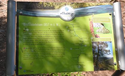 Informationstafel am Bildsteinfelsen bei Dachsberg-Urberg Blick auf eine farbige Schautafel mit Texten und Bildern zum Bildsteinfelsen im Naturpark Südschwarzwald.
