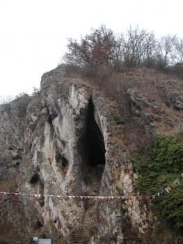 Geisterhöhle bei Rechtenstein Inmitten eines auf der Kuppe sowie der rechten Seite bewachsenen Felsenhanges öffnet sich eine schmale, hohe Höhle. Eine Treppe führt hinauf zum Eingang. Auf der linken Seite der bleichen Felswand sind weitere, kleinere Höhlen und Nischen erkennbar.