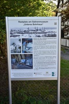Blick auf eine Schautafel an einem Rastplatz vor dem Salinenmuseum „Unteres Bohrhaus“ in Rottweil. Die Tafel enthält Informationen zum ehemaligen Salzgewinn in Rottweil und zeigt mehrere historische Fotos.