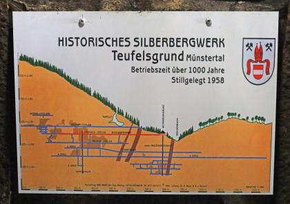 Das Bild zeigt eine kleine farbige Schautafel mit Verlauf und Lage der Gänge und Schächte im Historischen Silberbergwerk Teufelsgrund bei Münstertal.