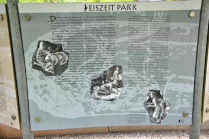 Informationstafel im Eiszeitpark Engen Schautafel des „Eiszeit Parks“, die unter anderem über Tierjagden und Fellbearbeitung erzählt.