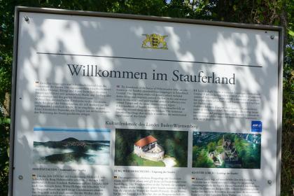 Informationstafel auf dem Hohenstaufen bei Göppingen Teilansicht einer bebilderten Informationstafel zum Thema Stauferland. Die Bilder zeigen den Hohenstaufen, die Burg Wäscherschloss sowie das Kloster Lorch.