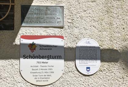 Informationstafeln am Schönbergturm bei Pfullingen Das Bild zeigt drei verschiedene Hinweistafeln, die an der Fassade des Schönbergturms angebracht sind und von dessen Entstehung berichten.