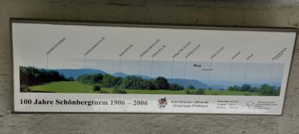 Panoramatafel auf dem Schönberg bei Pfullingen Das Bild zeigt eine Panoramatafel, die an der Fassade des Schönbergturms angebracht ist. Auf der Tafel sind Berge und Ortschaften angegeben, die man bei gutem Wetter vom Turm aus sehen kann.