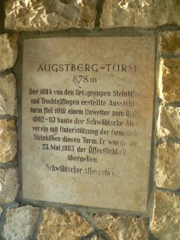 Tafel am Augstbergturm bei Trochtelfingen-Steinhilben Nahaufnahme einer ins Mauerwerk eingelassenen Hinweistafel zum Augstbergturm. Die Tafel erzählt die Geschichte des 878 Meter hohen Aussichtsturmes von 1894 bis zur Wiedereröffnung im Jahre 1963.