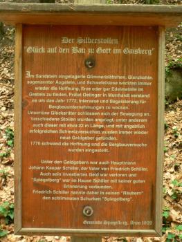 Blick auf eine braune Holztafel mit textlichen Informationen zum Silberstollen bei Spiegelberg.