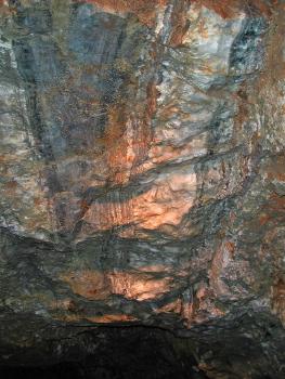 Fluss- und Schwerspatgang in der Grube Segen Gottes bei Haslach im Kinzigtal Teilansicht einer mehrfarbigen Decke in einem alten Bergwerk. Zwischen dunkelgrauen Längs- und Querstreifen liegen orange und bläuliche Flächen.