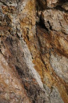 Ruschel im Besucherbergwerk Finstergrund bei Wieden Nahaufnahme einer Gesteinswand im Besucherbergwerk Finstergrund mit rostbrauen Verfärbungen.