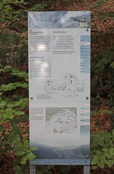Infotafel zum Thema Eiszeit auf dem Geologischen Lehrpfad Sipplingen Blick auf eine große, hochformatige Infotafel zum Thema Eiszeit am Bodensee. Gezeigt werden Abbildungen von Mammuts sowie die Ausbreitung des Rheingletschers zu den letzten beiden Eiszeiten am Bodensee.