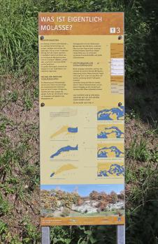 Infotafel zum Thema Molasse am Geologischen Lehrpfad Sipplingen Zu sehen ist hier eine hohe Hinweistafel zum Thema Molasse mit mehreren farbigen Karten sowie einem Foto von Sandsteinfelsen. Die Tafel steht am Geologischen Lehrpfad Sipplingen.