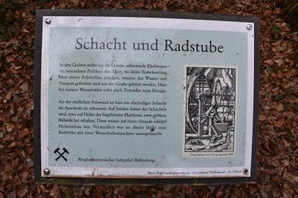 Infotafel am bergbauhistorischen Lehrpfad Birkenberg bei Bollschweil-St. Ulrich  Blick auf eine Schautafel am bergbauhistorischen Lehrpfad Birkenberg bei Bollschweil-St. Ulrich. Die Tafel erzählt von den Themen Schacht und Radstube und zeigt einen alten Holzschnitt oder Kupferstich dazu.