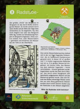Bergbaupfad Ehrenstetter Grund – Infotafel zur Radstube Blick auf eine farbige Schautafel mit Informationen und Konstruktionszeichnungen einer alten Wasserhebemaschine (Radstube).