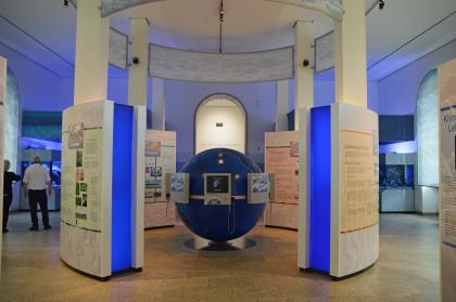 Der Ausstellungsbereich Klima und Lebensräume vor dem Vivarium im Staatlichen Museum für Naturkunde Karlsruhe Blick auf den Eingangsbereich Klima und Lebensräume im Staatlichen Museum für Naturkunde Karlsruhe. Im Mittelpunkt steht eine Weltkugel mit verschiedenen Monitoren, links und rechts davon stehen im Halbkreis angeordnete Schautafeln.