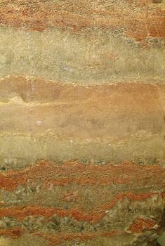 Kalisalz aus Buggingen (Sammlung LGRB) Das Bild zeigt eine Aufsicht auf ein glatt geschnittenes Gestein. Das mattgrün bis mattviolette Gestein wird oben und unten von roten Bändern durchzogen.