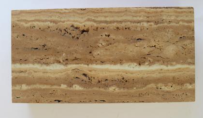 Süßwasserkalk (Travertin) aus Stuttgart Großaufnahme eines angeschnittenen und geschliffenen Kalksteins. Das Gesteinsstück ist gelblich braun. Oben und unterhalb der Mitte verlaufen heller gefärbte waagrechte Bänder.