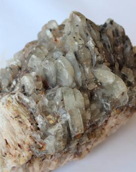 Schwerspat-Kristalle aus der Grube Clara Großaufnahme von Schwerspat-Kristallen an einem Gesteinsstück. Die kleinen, blassgrünen bis durchsichtigen Kristalle ragen stufenförmig neben- und hintereinander auf.