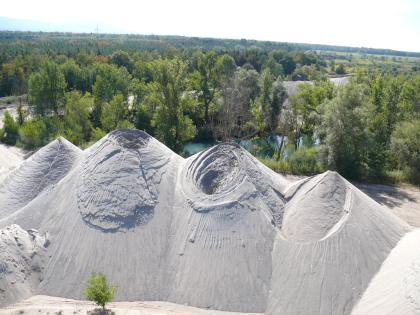 Bei der Kiesaufbereitung abgetrennte Fein- bis Grobsande. Bei der Kiesaufbereitung abgetrennte Fein- bis Grobsande.